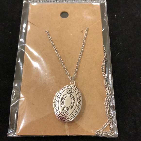 LAST ONE!  Oval Locket Silver Tone Chain Necklace - Picture 3 of 3